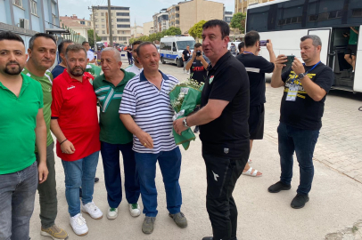 Karacabey’de Bursaspor taraftarından meşaleli karşılama