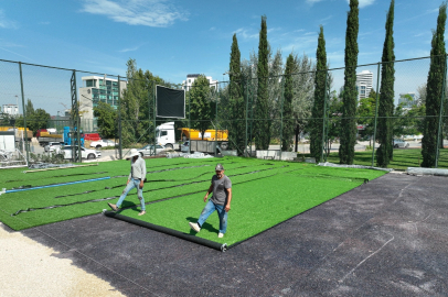 Bursa'da futbol sahalarını yenileme çalışmaları hız kesmiyor