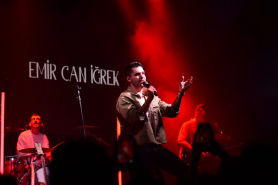 Emir Can İğrek Bursa'da sahne aldı