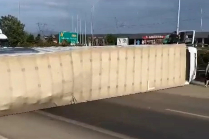 Kontrolden çıkan tır devrildi