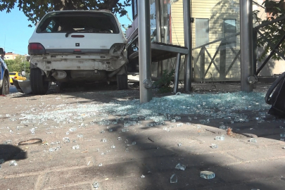 Otomobil otobüs durağına daldı: 1'i ağır 3 yaralı