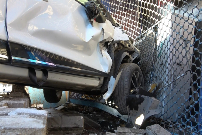 Otomobiller çarpıştı! Araçlardan biri markete daldı