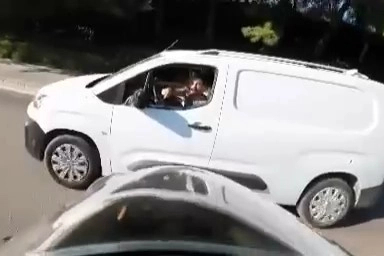 Hem hatalı dönüş yaptı, hem de hakaret etti