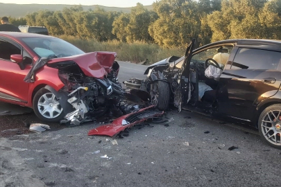 Virajı alamayan otomobil karşıdan gelen iki otomobile çarptı! 4 yaralı