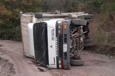 Mudanya'da kereste yüklü kamyon devrildi