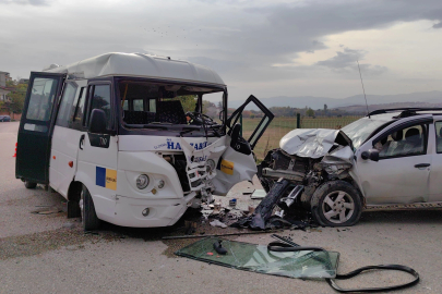 Yolcu dolu minibüs ciple çarpıştı! 11 kişi yaralandı