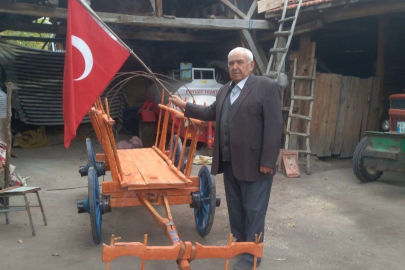 Kurtuluş Savaşı'nda mühimmat taşınan arabanın aynısını elleriyle yaptı