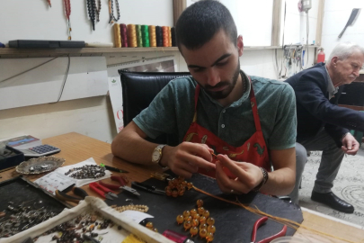 Asırlık dede mesleğini devam ettiriyor