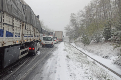 Bursa'da kar yağışı sebebiyle yol kapandı
