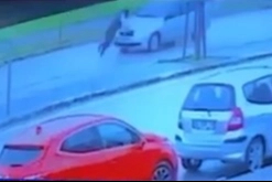 Dolandırıcı otomobilin önüne kendini böyle attı