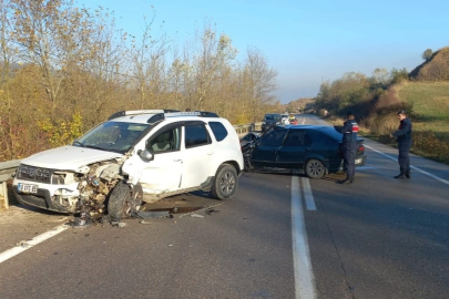Bursa'da 2 araç kafa kafaya çarpıştı! 3 kişi yaralandı