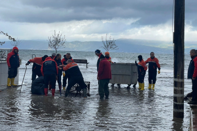 Bursa’da fırtına hayatı felç etti!