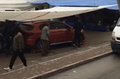 Pazar alanında unutulan otomobili böyle kaldırdılar