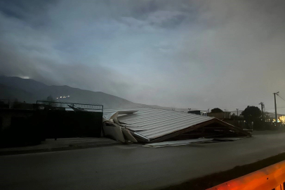 Cam fabrikasının çatısı yerle bir oldu