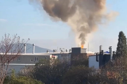 Bursa’da iş yerinin çatısı alev alev yandı