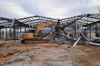 Nilüfer’de 3 günde 9 kaçak yapı yıkıldı