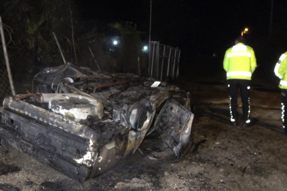 Takla atıp alev topuna dönen araçtan sağ çıktı, olay yerinden kaçtı