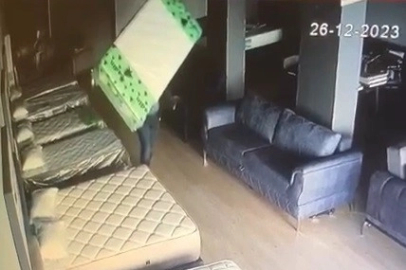 Mobilya dükkanına girip sırtladığı yatağı çaldı