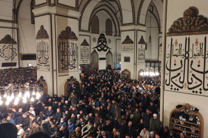 Yılın ilk sabah namazında binlerce kişi Ulucami'de şehitler için dua etti