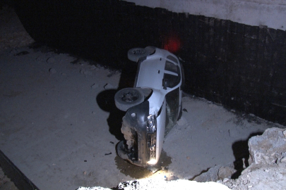 Bursa'da otomobil 4 metre yükseklikten dereye uçtu