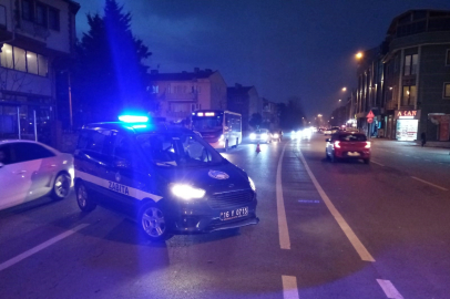 Zabıta aracı ile motosiklet çarpıştı! 2 yaralı