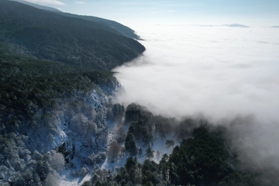 Uludağ’da bulutlar ve sis masalsı görüntüler oluşturdu
