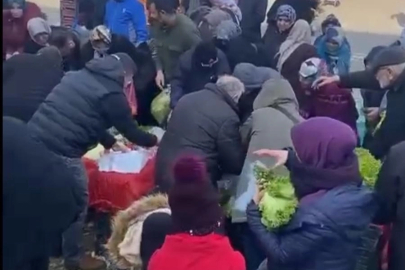Pazar tezgahını satın aldı, vatandaşlara dağıttı