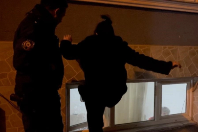 Erkek arkadaşının evini bastı mahalleliyi isyan ettirdi