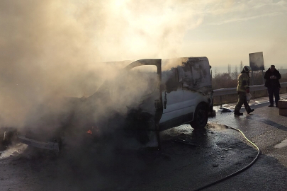 Seyir halindeki minibüs alev aldı