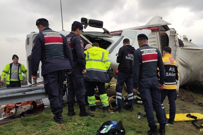 Bursa’da devrilen tırın sürücüsü yaralandı