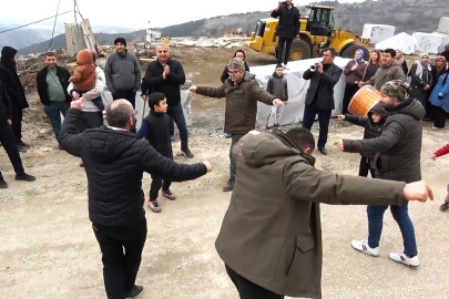 Mahkeme kararını duyan köylüler davul zurnayla yürüdü