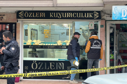 Kar maskesi ve silahla kuyumcuyu soydular!