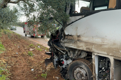 Tır ile servis minibüsü çarpıştı! 5 yaralı