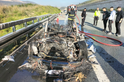 Lüks otomobil yandı! Sürücü son anda canını kurtardı