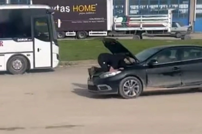 Seyir halindeki otomobilin motoruna oturdu, arızayı bulmaya çalıştı