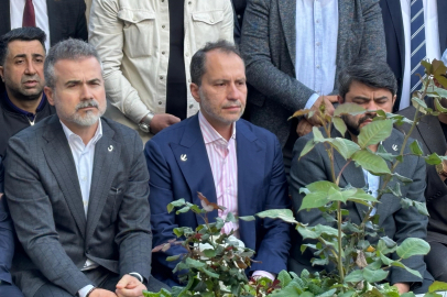 Yeniden Refah Partisi Genel Başkanı Fatih Erbakan, Prof. Dr. Necmettin Erbakan'ın kabrini ziyaret etti