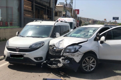 Direksiyon başında bilincini kaybetti, 3 otomobile çarptı