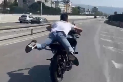 Motosikleti yatarak kullandı, canını hiçe saydı