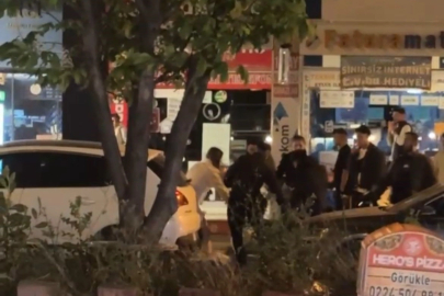 Kavgaya tutuşan gençler caddeyi ringe çevirdi