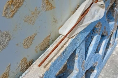 Okulun çatlayan bahçe duvarları tehlike saçıyor