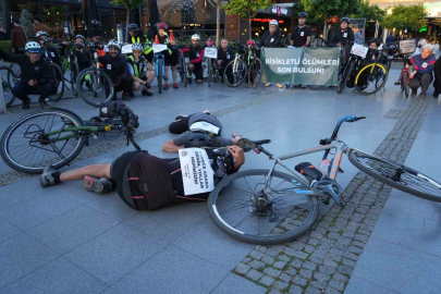 Bisikletliler trafikte farkındalık için sessiz sürdü
