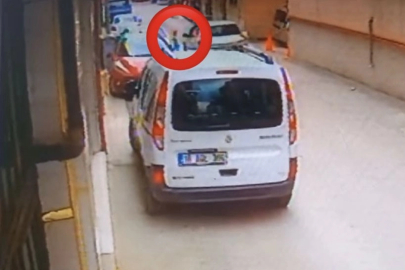 Aniden yola çıktı, aracın altında kaldı