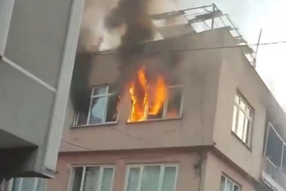 Bursa’da 3 katlı binanın en üst katı alev alev yandı