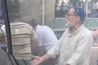 Bursa’da sağanak yağışta yolda kalanlar otobüsün önünü kesti