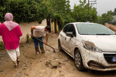 Bursa’da taşan dere araçları önüne kattı