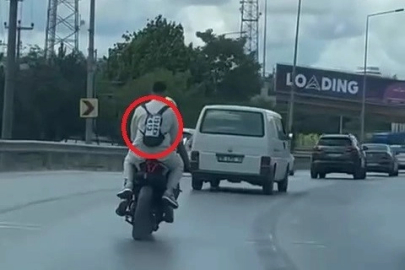 Plakasını sırt çantasına yapıştırdı