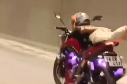 Motosikletin üzerine uzanarak seyretti