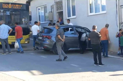 Bursa Yıldırım'da otobüse çarpmaktan kurtulan sürücü, eve daldı