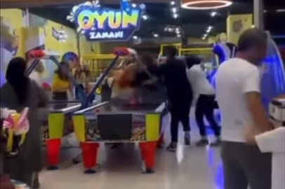 Çocuklarını oyun parkına götüren aileler birbirine girdi