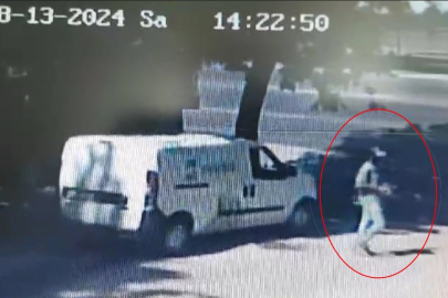 Bursa'da park halindeki araçtan telefonları aldı